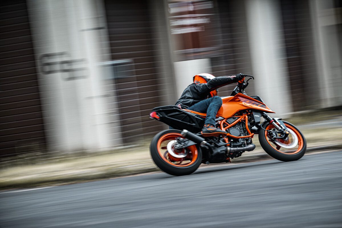 KTM 390 Duke — Highway